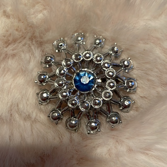 Jewelry - Vintage Silver coloured and blue rhinestone brooch